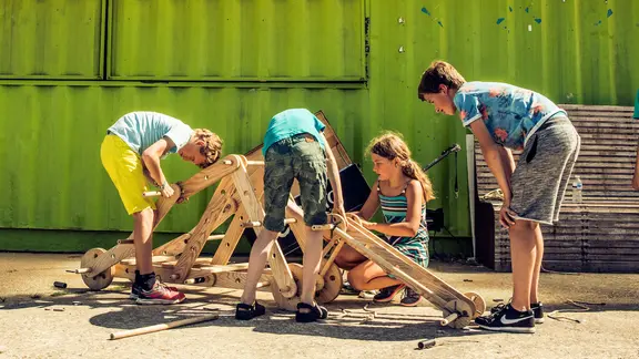 een groep kinderen maakt een vliegtui uit creatool