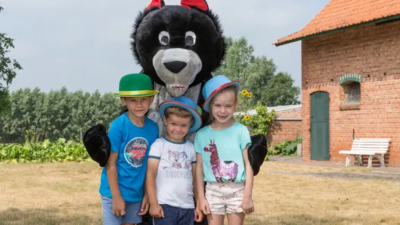 wolf poseert met 3 kinderen voor de foto