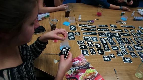 tafel vol met glittertattoo sjablonen