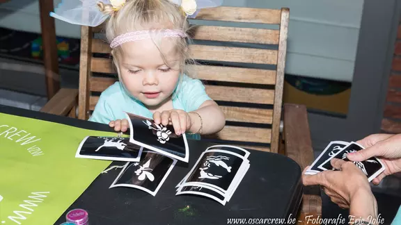 klein meisje kiest een tattoosjabloon uit