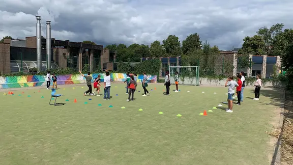 jongeren spelen op een groot voetbalveld