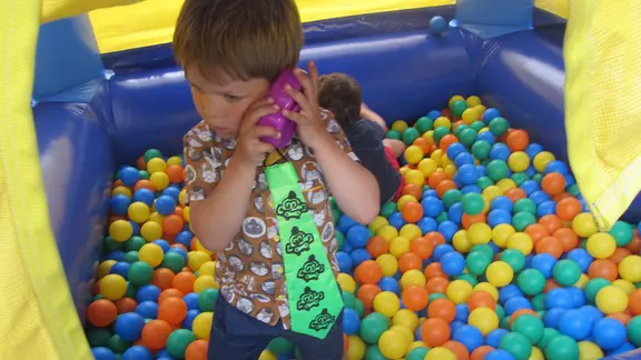 2 kinderen spelen in het opblaasbaar ballenbad