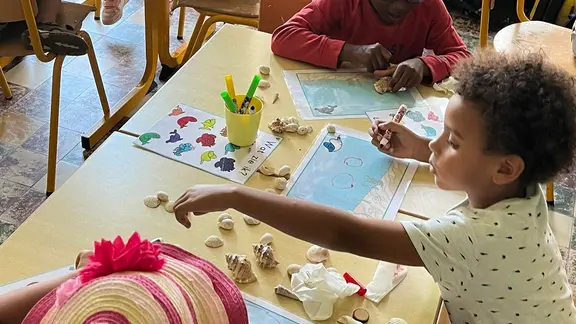 taalkriebels kinderen spelen aan tafel