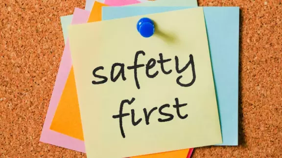 post-its op een prikbord met opschrift safety first