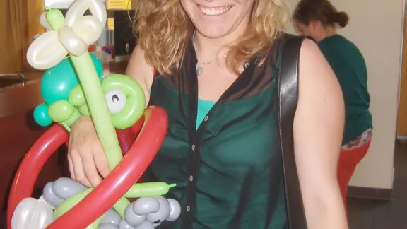 een animator met een aantal gemaakte ballonnen in de hand