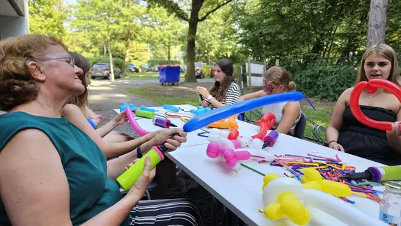 vorming ballonplooien, deelnemers aan het werk