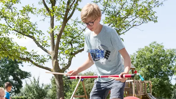 circustechnieken worden geoefend door 1 persoon, omgeven door veel spelmateriaal