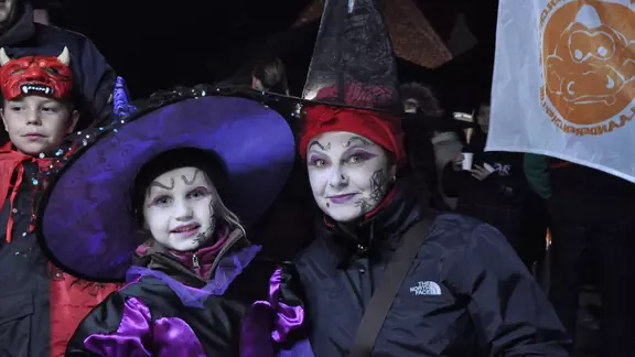 een animator en en kind verkleed in thema halloween