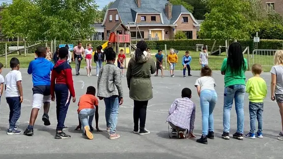 kinderen staan op een rij naast elkaar