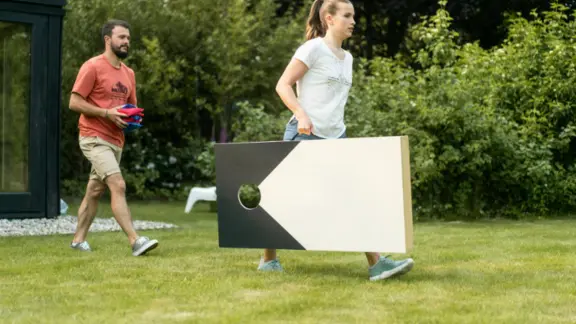 iemand draagt het cornhole spel
