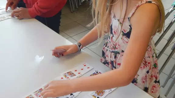 1 meisje oefent een kaartentruc