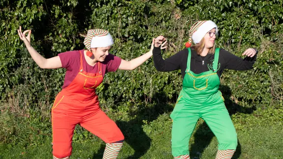 twee kerstelfjes groen/rood