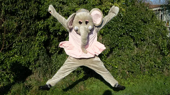 Persoon verkleed in olifant en springt