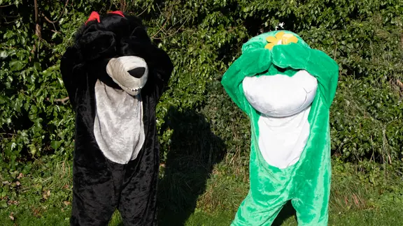 personen verkleed als wolf en kikker