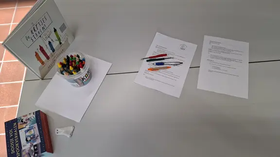 tafel met leesboek en opdrachtenfiche