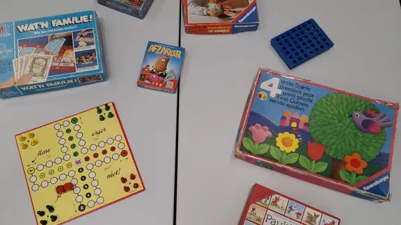 tafel met gezelschapsspelletjes