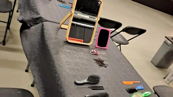 Gekke kapsels vorming - tafel vol materiaal