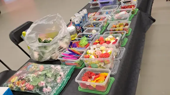 Gekke kapsels vorming - tafel vol materiaal