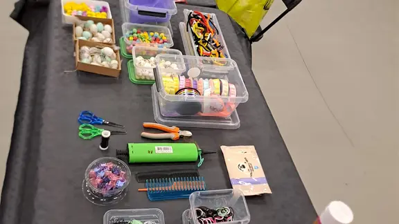 Gekke kapsels vorming - tafel vol materiaal