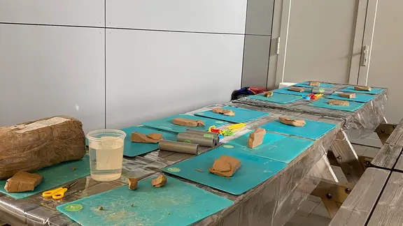 Tafel waar het klei atelier zal doorgaan