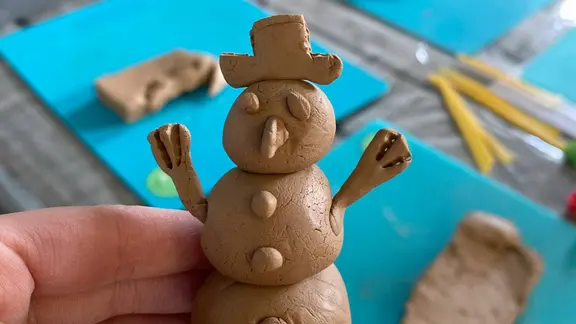 Sneeuwpop gemaakt uit klei