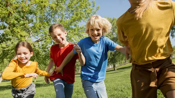 4 kinderen spelen buiten