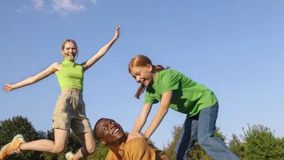 3 kinderen spelen buiten