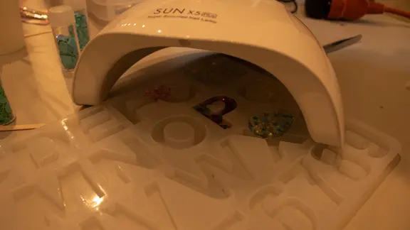 Epoxyhars droogt onder een speciale droogmachine