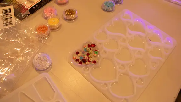 Siliconen sjabloon met één epoxy hartje met glitter