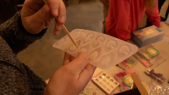 epoxyhars wordt in een siliconen mal gedaan