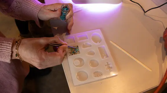 epoxyhars wordt in een siliconen mal gedaan