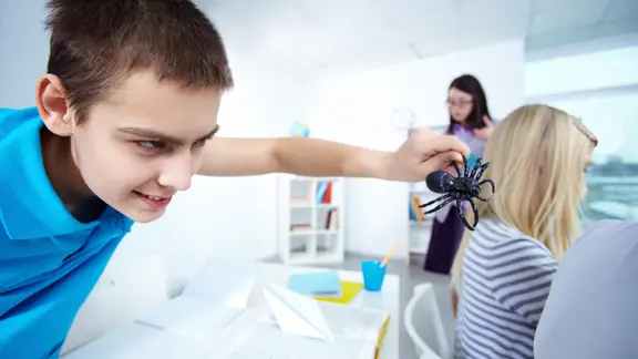 een kind fopt een animator/ander kind met een valse spin