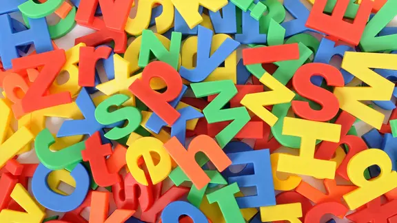 Heel veel gekleurde letters door elkaar