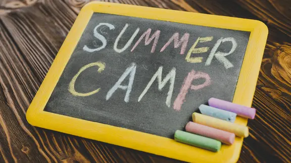 krijtbord met opschrift 'summer camp'