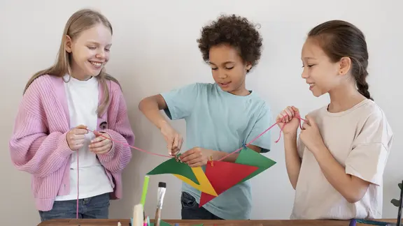 kinderen bouwen en knutselen