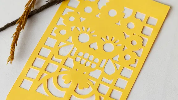 Uitgesneden papier met embossing machine - ziet er uit als een glasraampje