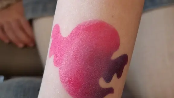 airbrushtattoo met roze - vorm spookje