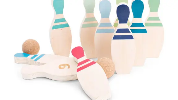 houten kegels van het bowlingspel, mooi versierd met kleuren